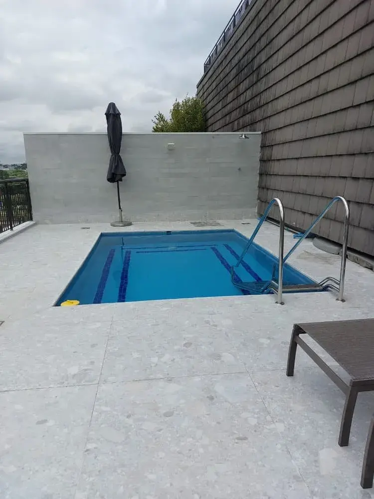 Foto de uma piscina reformada